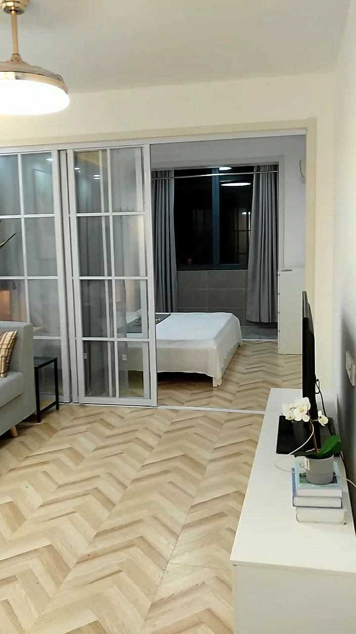 玻璃移门隔断的一房一厅