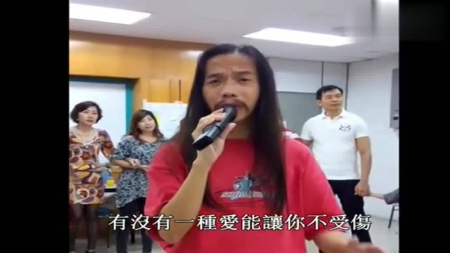 流浪歌手符凡迪成名后再唱《朋友别哭》,歌声依旧感人肺腑!