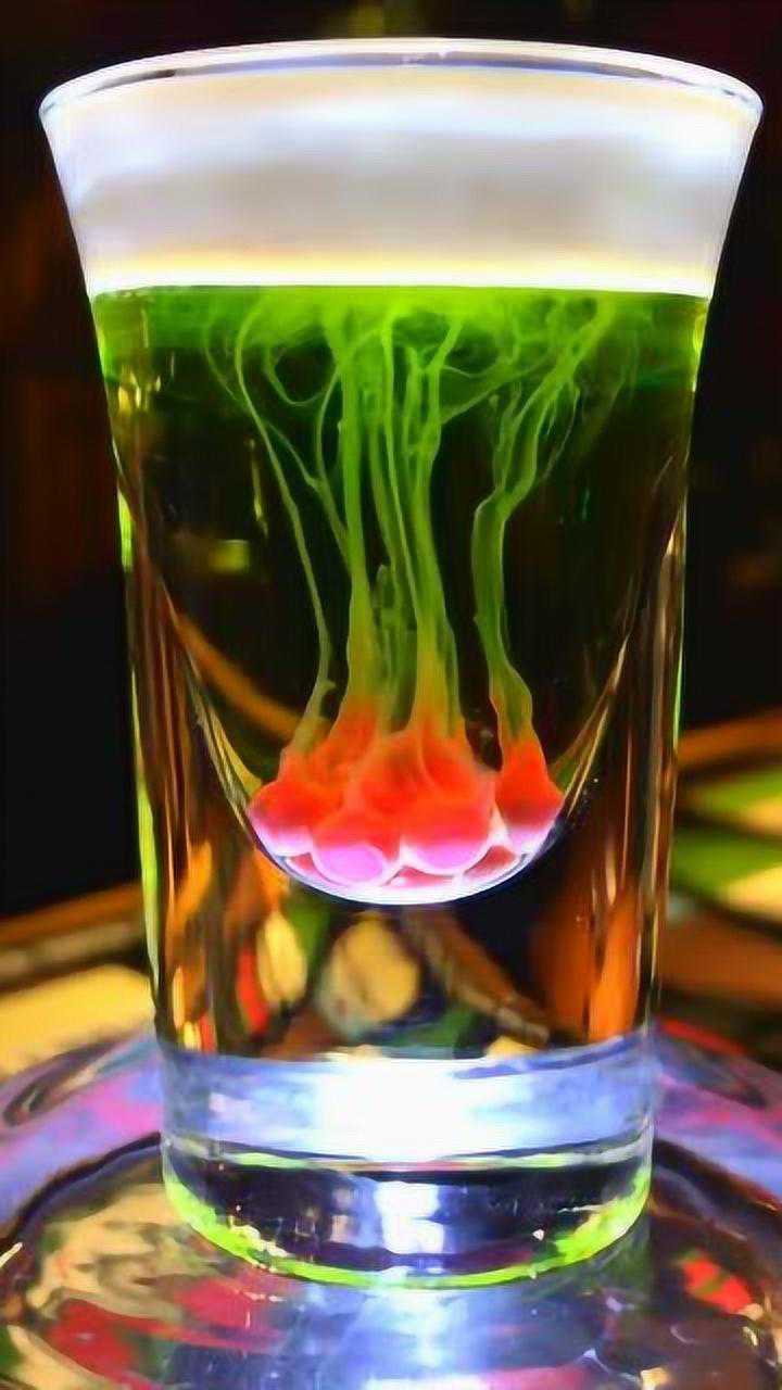 恶魔的眼泪鸡尾酒看着有点恐怖你敢尝一口吗