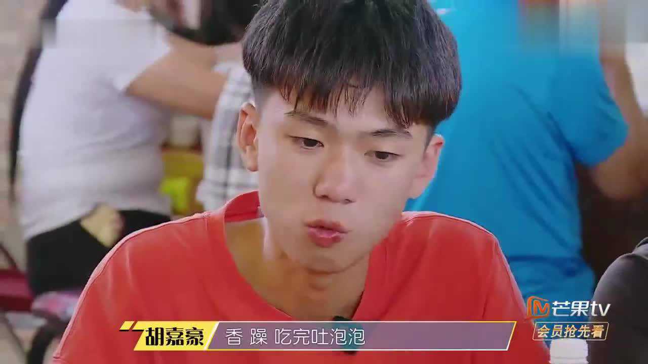 变形计:叶文超胡嘉豪在沙漠里吃手抓羊肉!这羊肉才正宗
