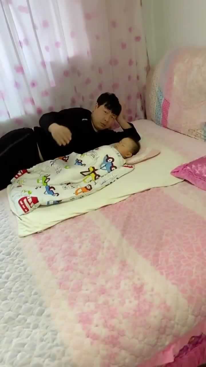 爸爸在屋里哄孩子睡觉妈妈推门进来没想到爸爸的反应亮了