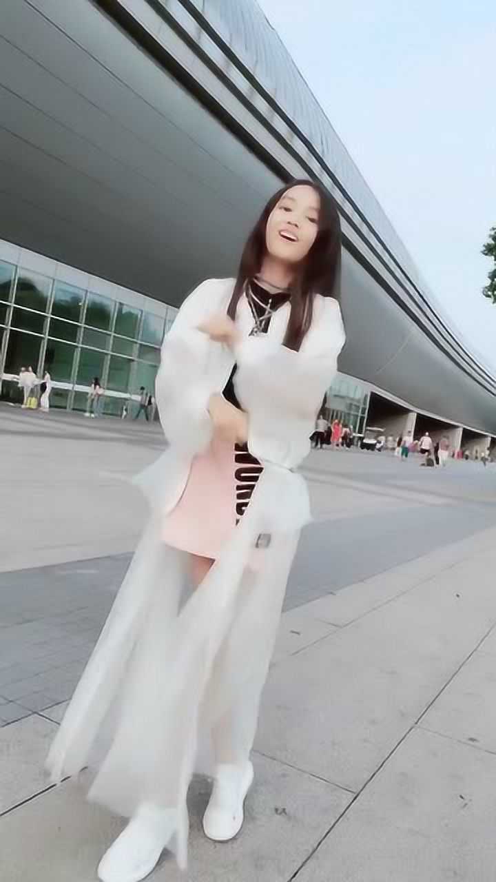宋小睿仗着自己腿长,竟穿这一种外套跳舞,一会摔着我可不心疼!