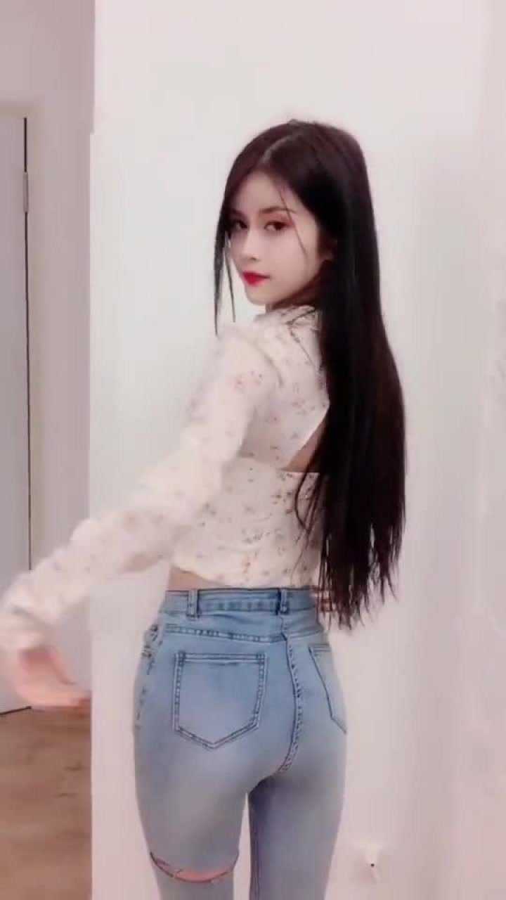 背影女神美女转身那一刻惊艳到了纹身都露出来了