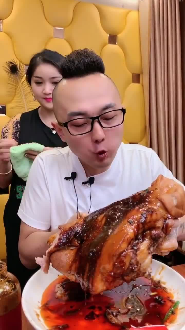 大哥吃猪头肉的节奏,猪看了都害怕,这嘴是装上马达了吗?