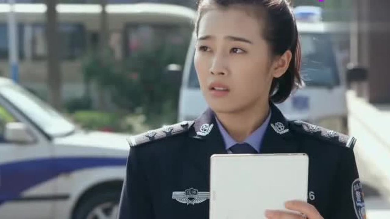 警察锅哥:警花在简凡面前的笑容太甜美,简凡嘴真甜,两口真甜蜜
