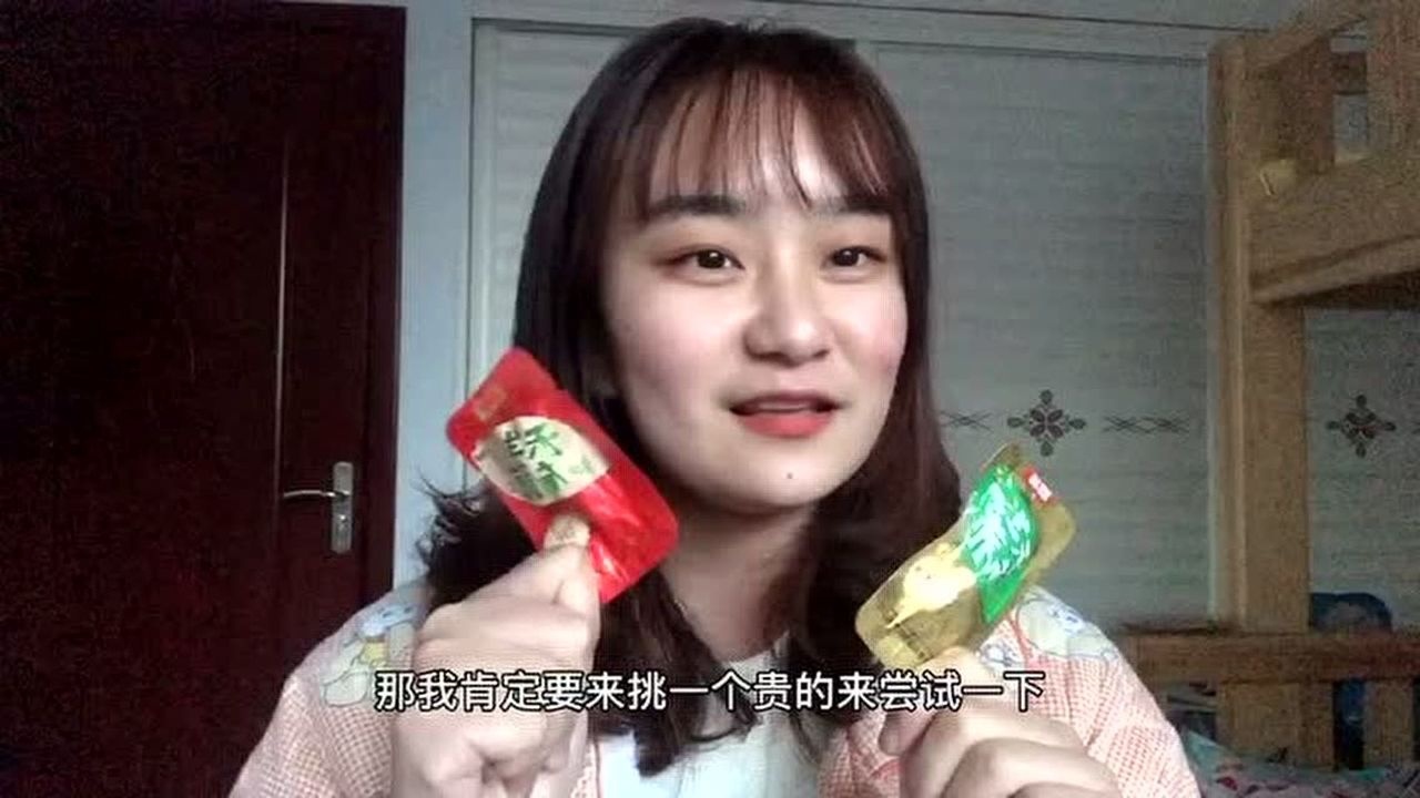 美女第一次吃槟榔刚放到嘴里就后悔了没想到反应这么大