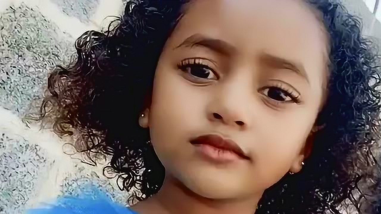 非洲小美女,你看这小姑娘大眼睛双眼皮,黑皮肤都阻止不了她散发魅力!