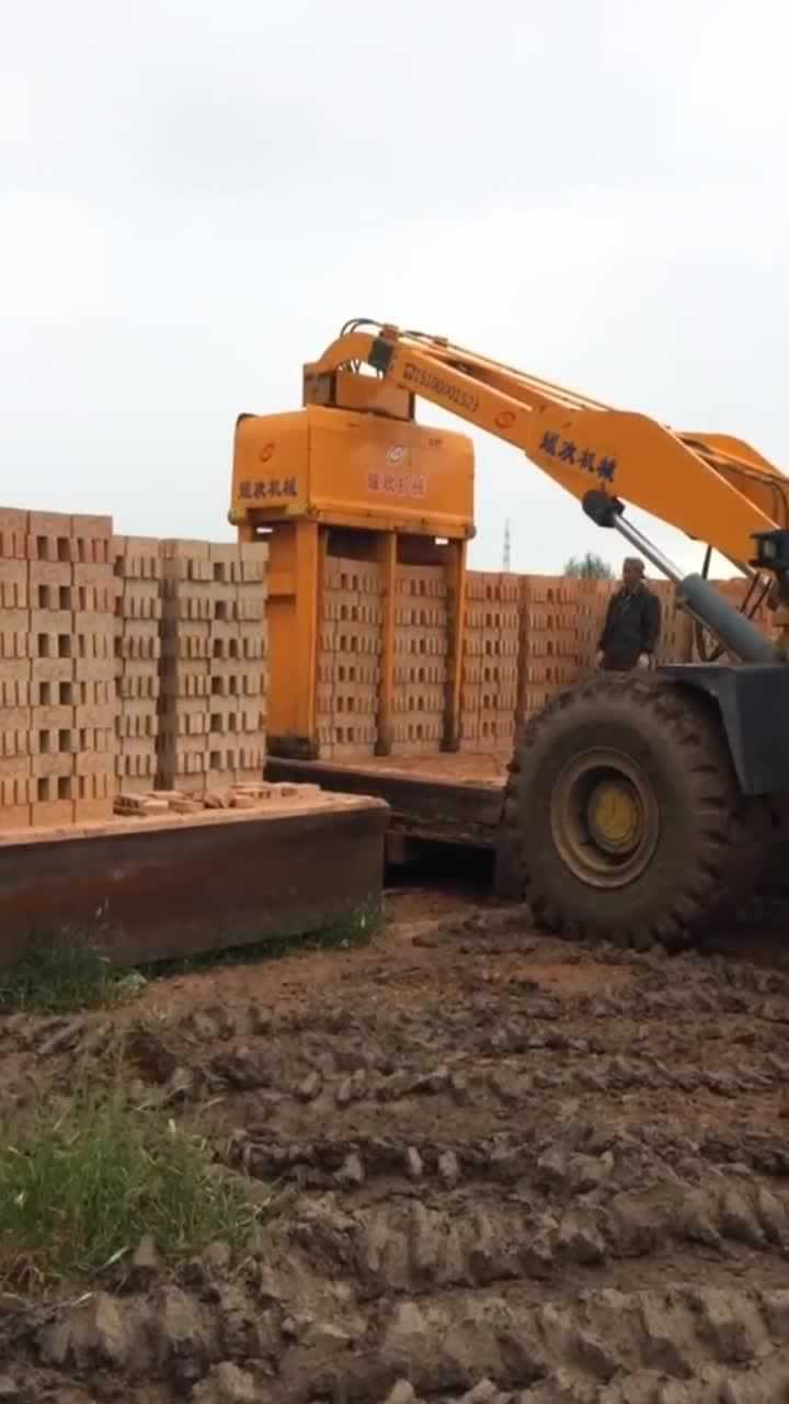 铲车改装抱砖机,太牛了!