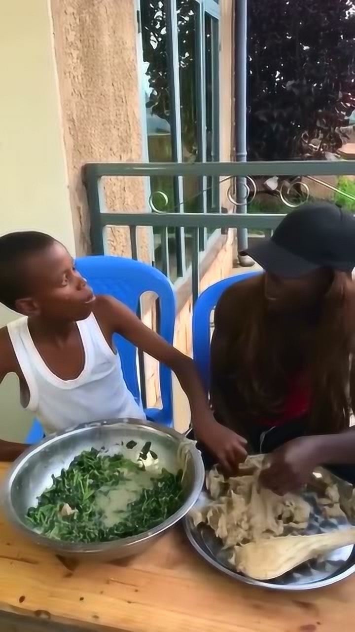 非洲保姆太狠了对待不吃饭的小孩教育方式令人目瞪口呆