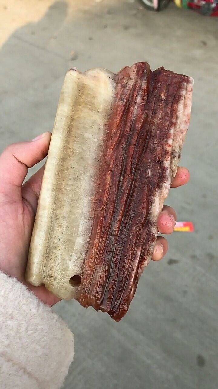 今天给大家看一下我手中的这块猪肉石,还挺像猪肉的!