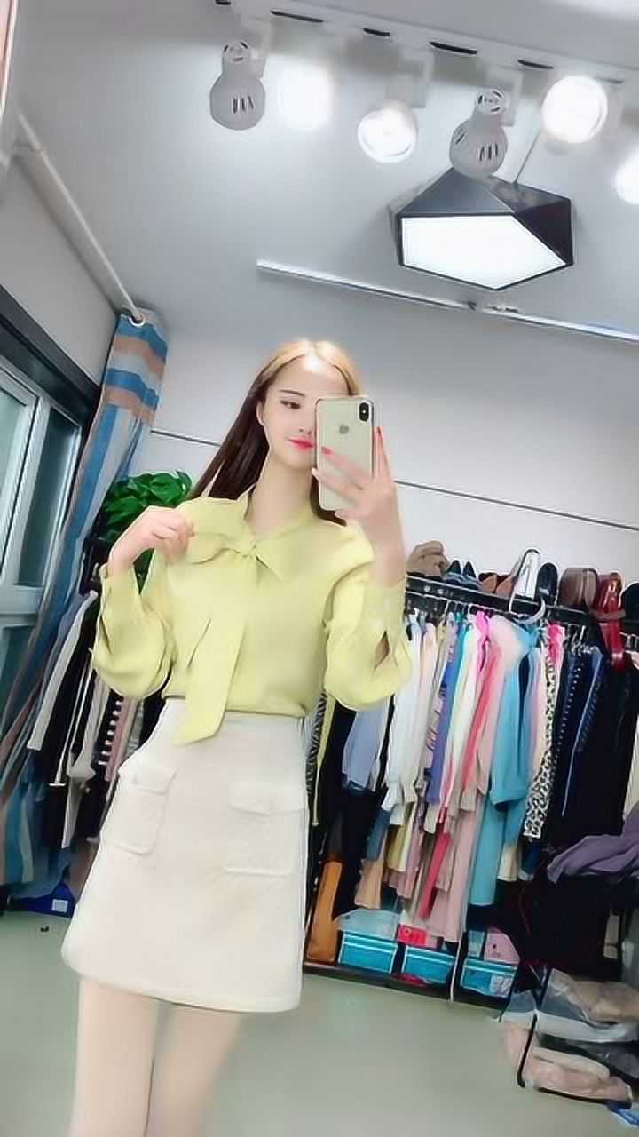 姜黄色衬衫 白色半身裙,小姐姐这身搭配很小清新