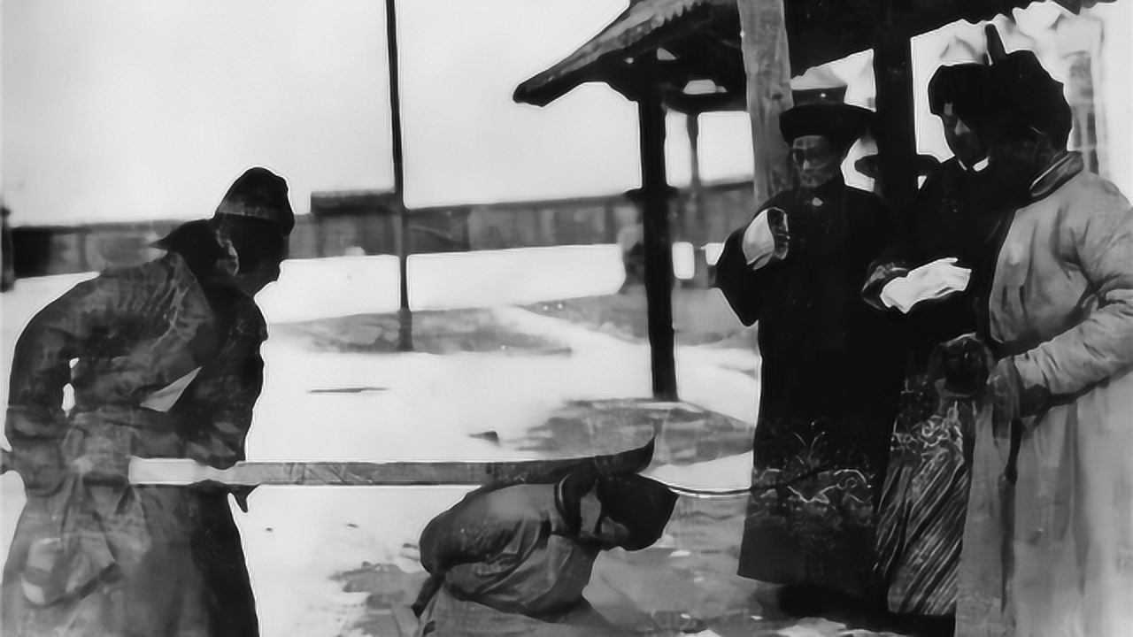 古代酷刑官员在自家后院用大砍刀对下人动用死刑