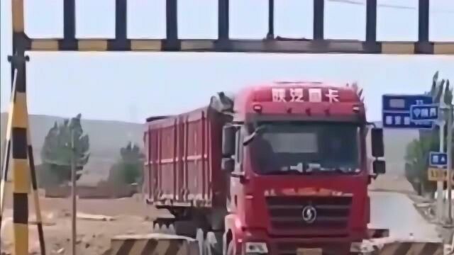 为什么都说“陕K”车技差脾气大,那就来看看这辆大货车,司机用实力反驳!