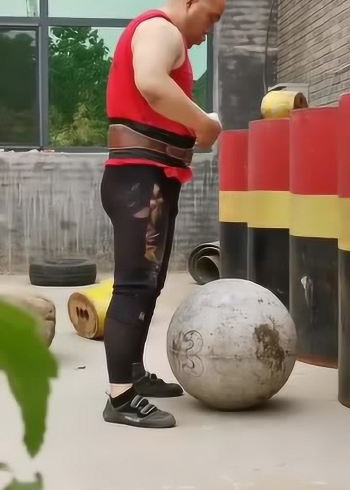 大力士抱石球,几百斤的重量,常年累积功底