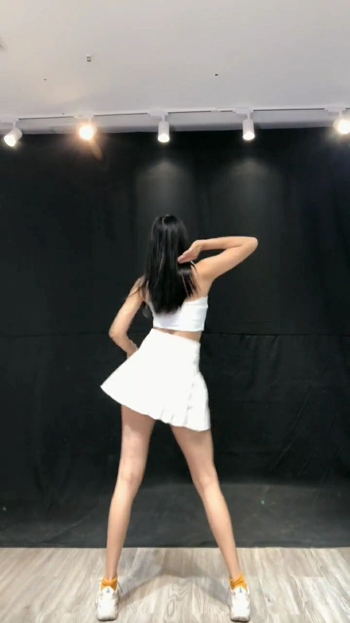 撩人十足的后背摇大长腿实力抢镜