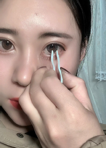 就这样把假眼珠子拿出来的