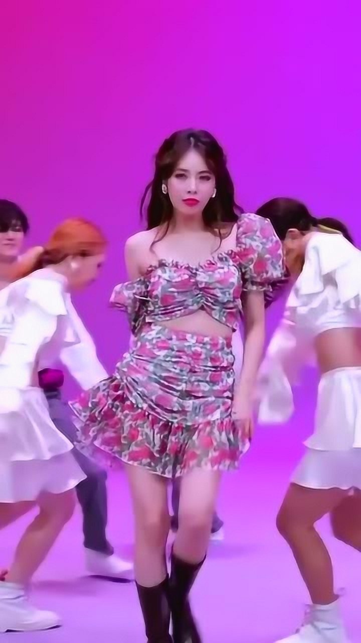 金泫雅一个人在前面跳,伴舞全部躲在后面休息