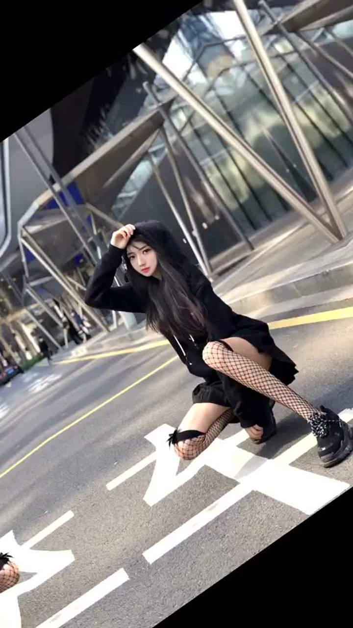 渔网袜搭配卫衣到底有多好看?小姐姐走在街上的回头率是100%