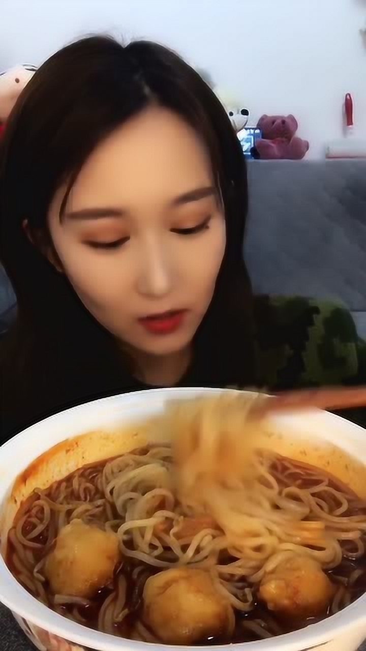 吃播小姐姐吃米线,这么辣直接就是一大口,真的是太能吃辣了