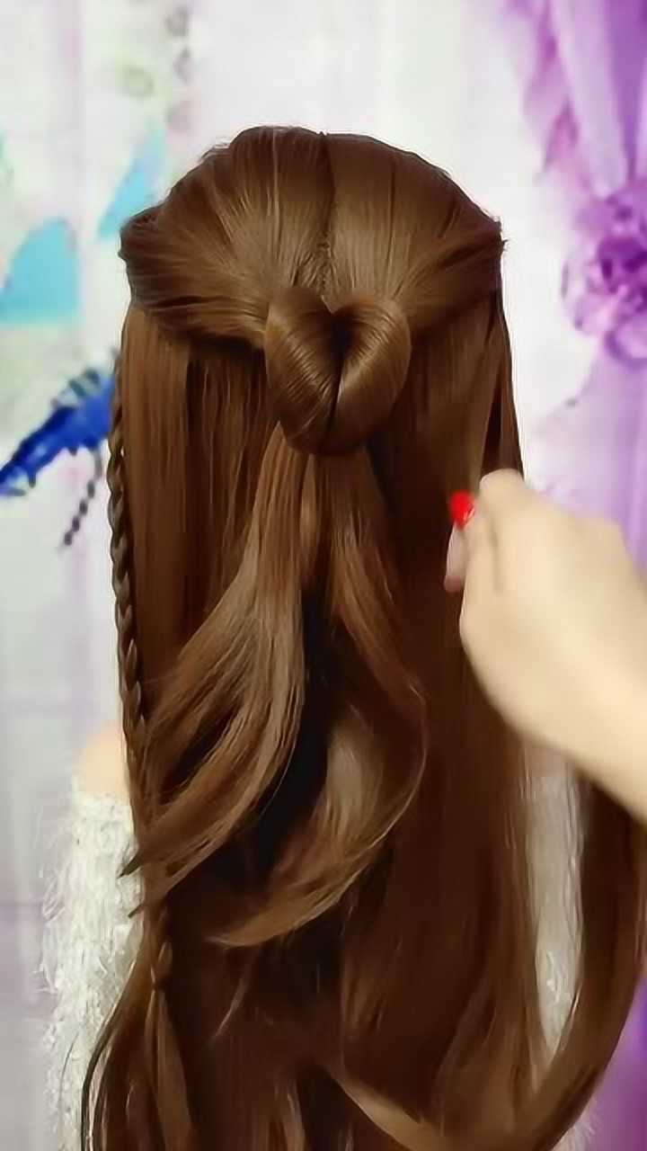 适合女生夏天穿裙子的发型,这款编发好漂亮,你喜欢吗?