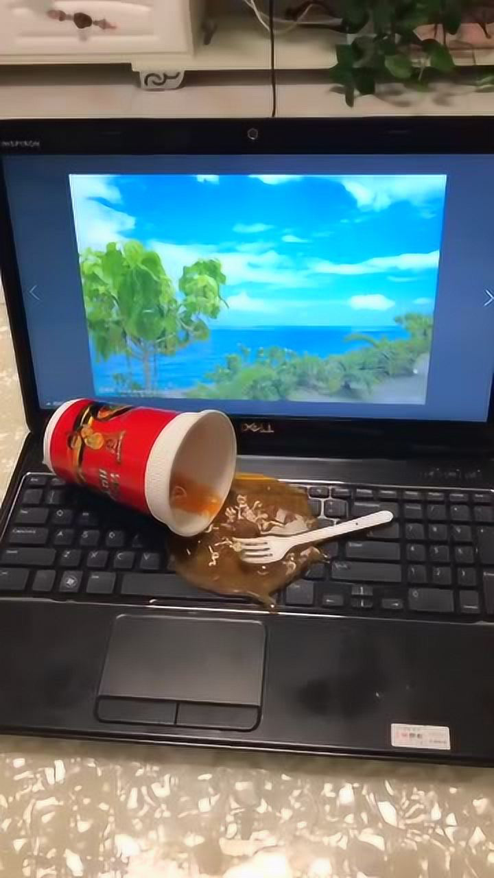 方便面撒键盘上了