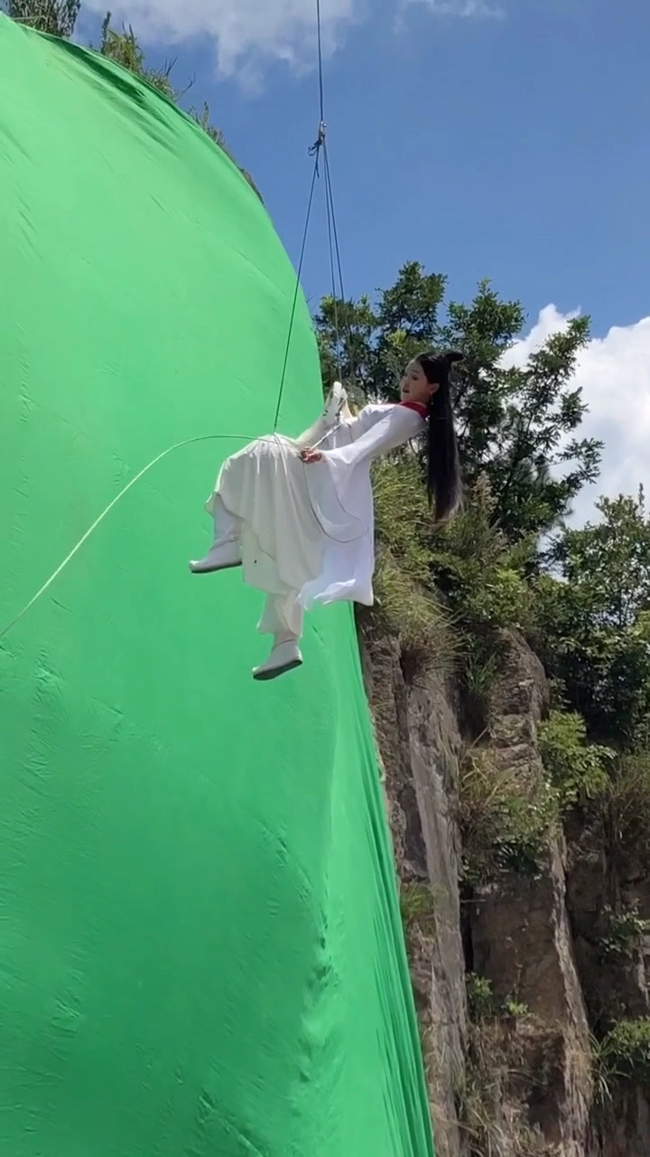 女童星亲自吊威亚