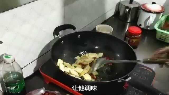 今天教大家一个很简单的炒菜做饭,我学会了含泪吃了两大碗