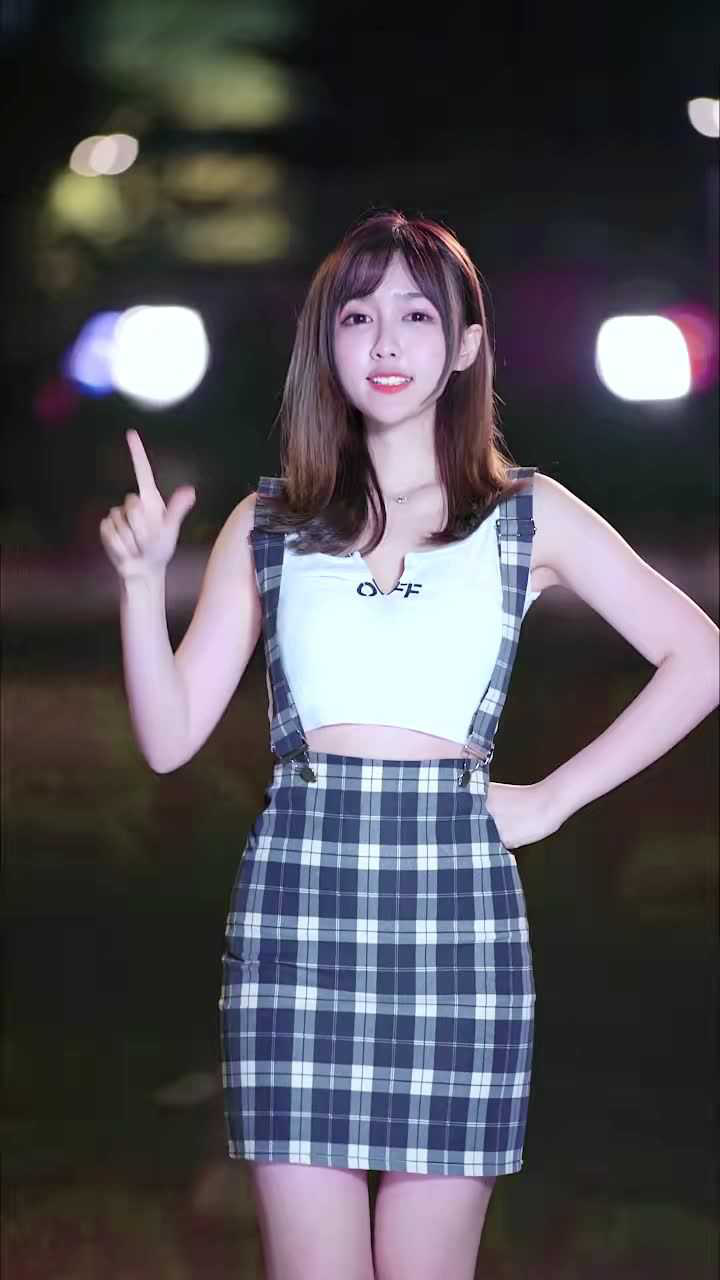 活泼可爱的女孩子,这手舞足蹈的样子看着特别迷人