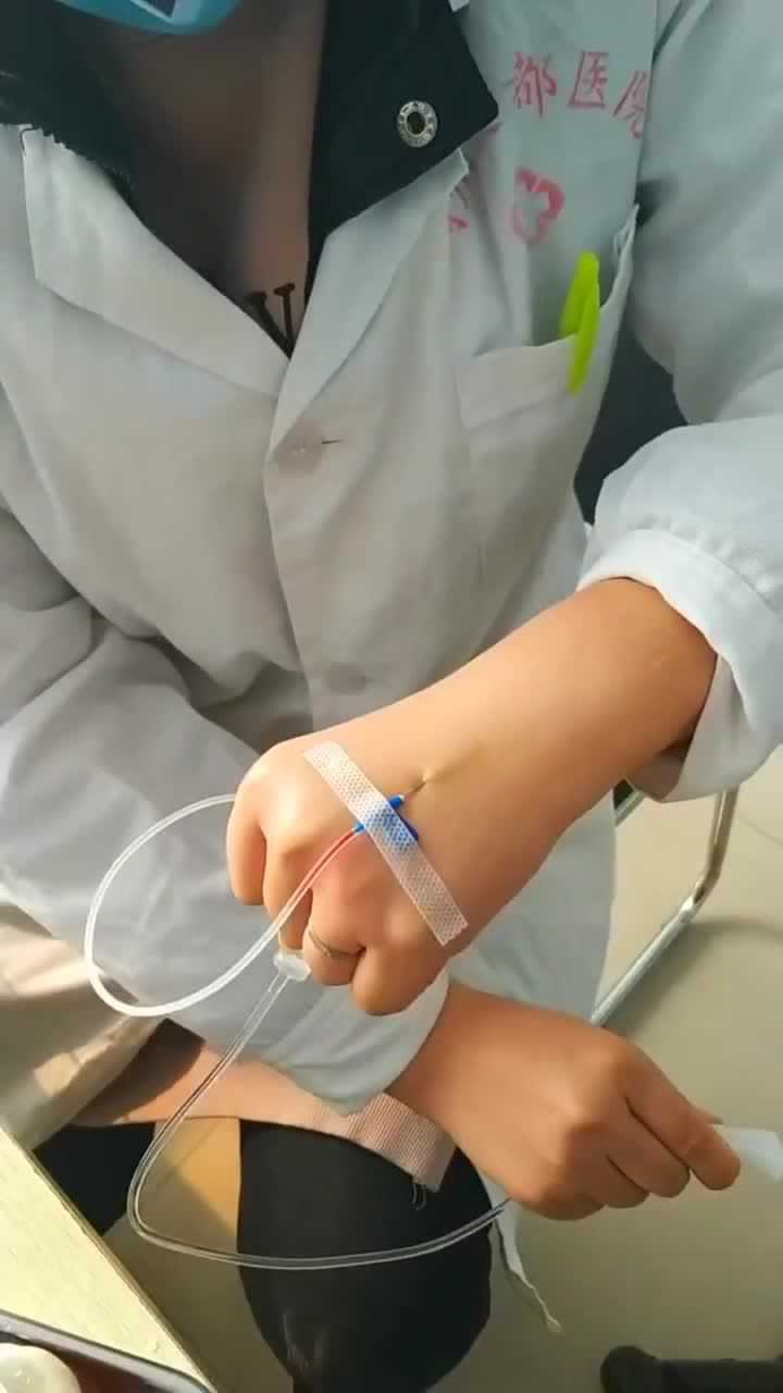 女护士自己给自己扎针, 看着就心疼!