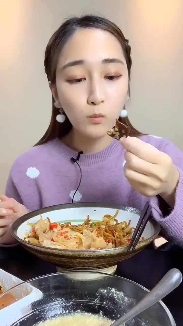 大胃王吃播美女你一天吃了多少斤啊让我看看你的小肚子