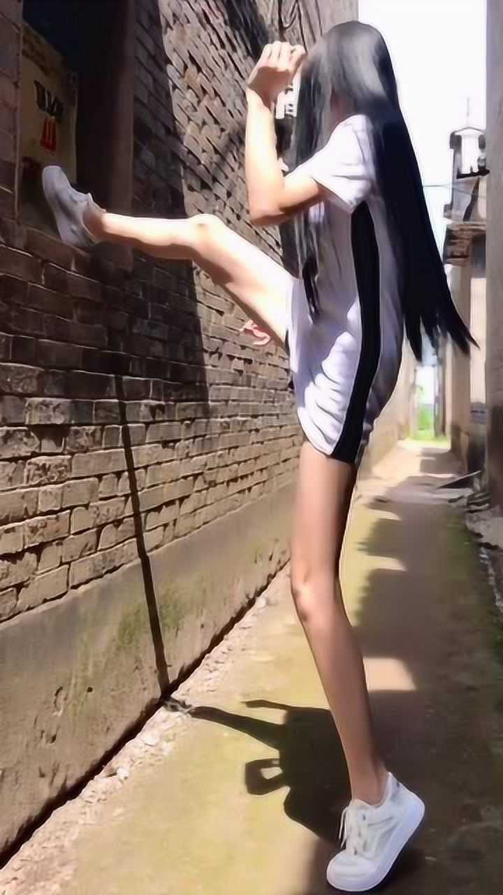 广西表妹高踢腿踢到邻居家去了