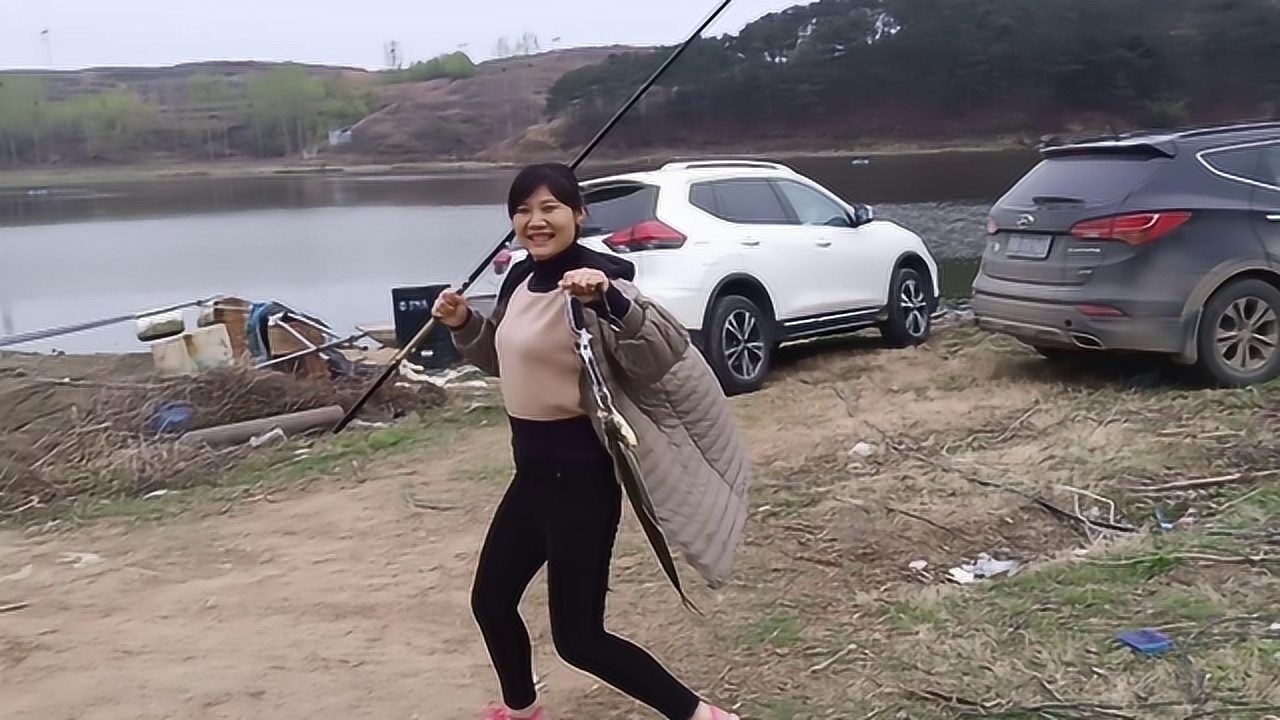 美女用路亚钓鱼,抛起杆来有模有样,结果却让人意想不到