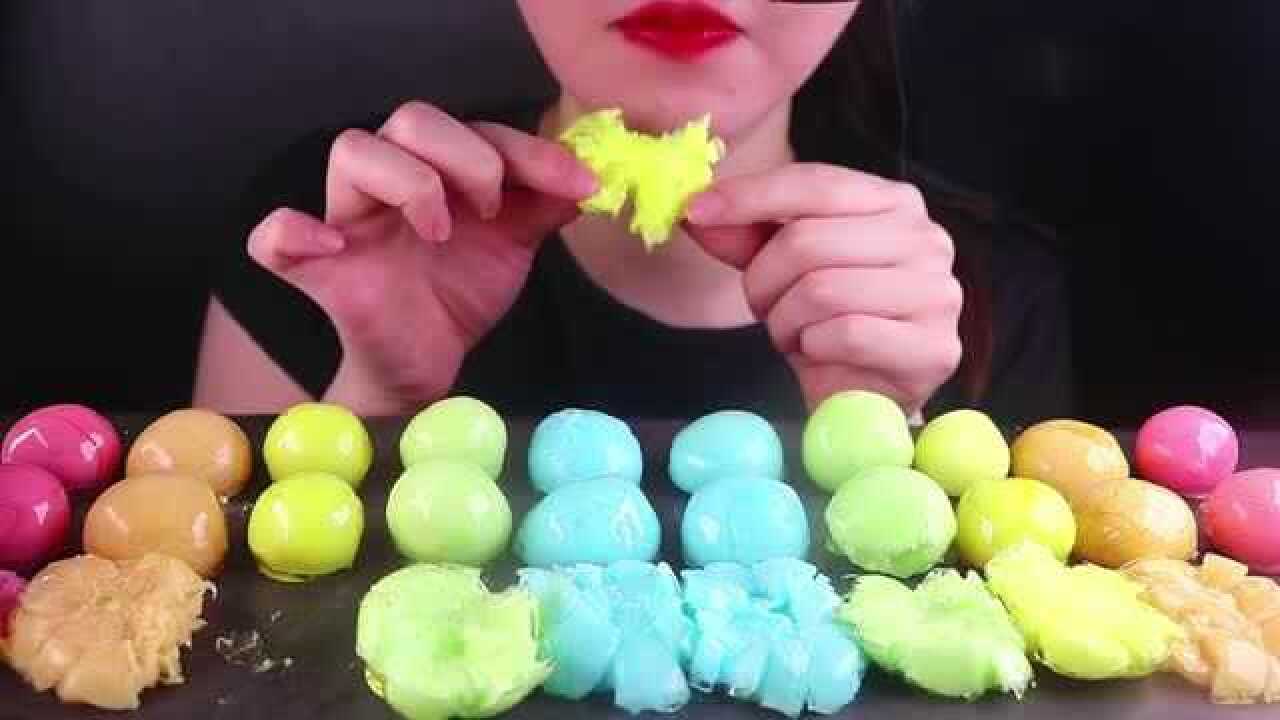 韩国声控吃播小姐姐吃裹糖衣的彩色软糖咀嚼音听起来太馋人了