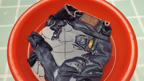 新买的牛仔裤千万别直接穿,用这种水泡一泡,穿多长时间都不掉色