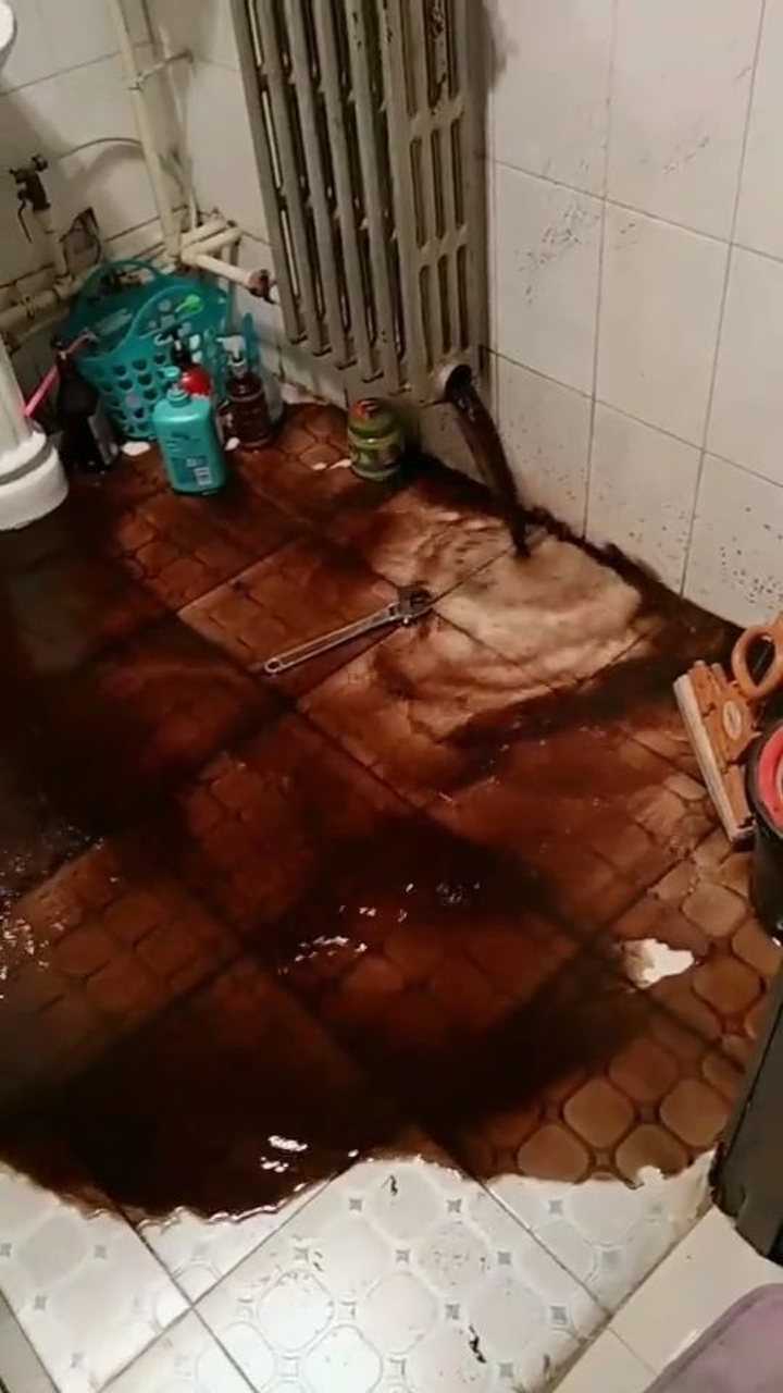 厕所水管爆了流的都是黑水太恶心了