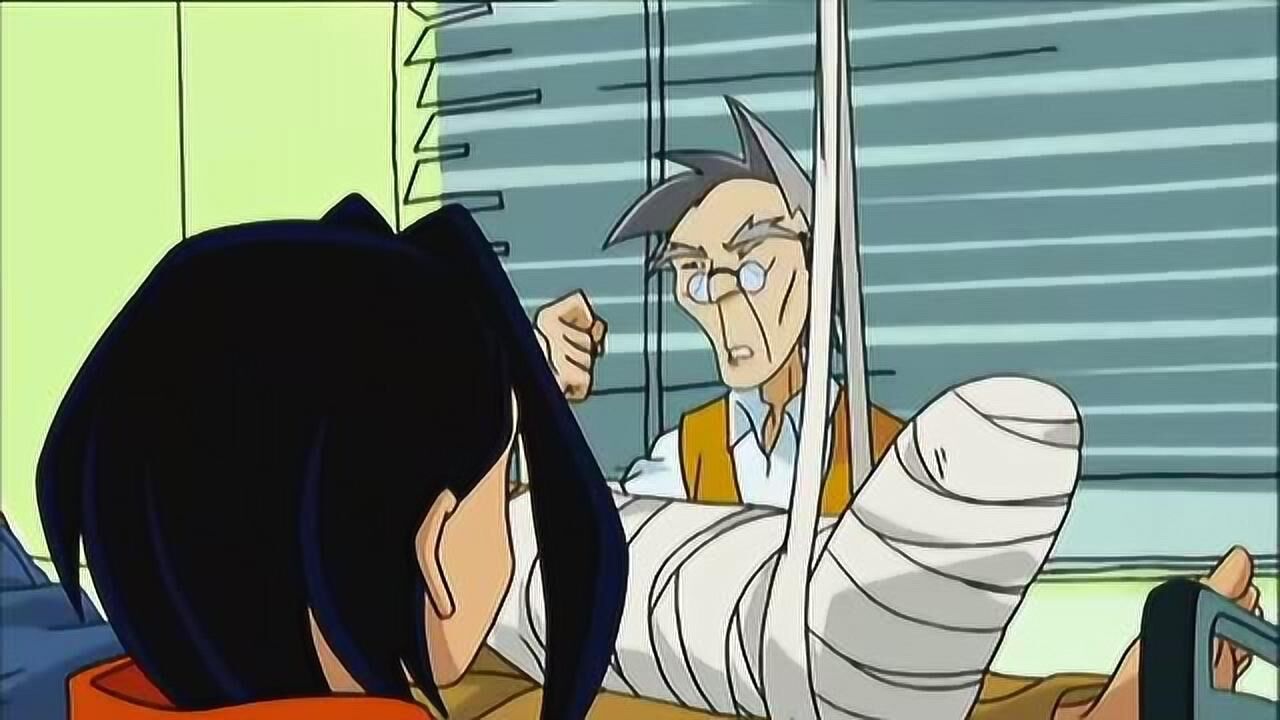 龙叔腿受伤坐轮椅小玉悉心照顾