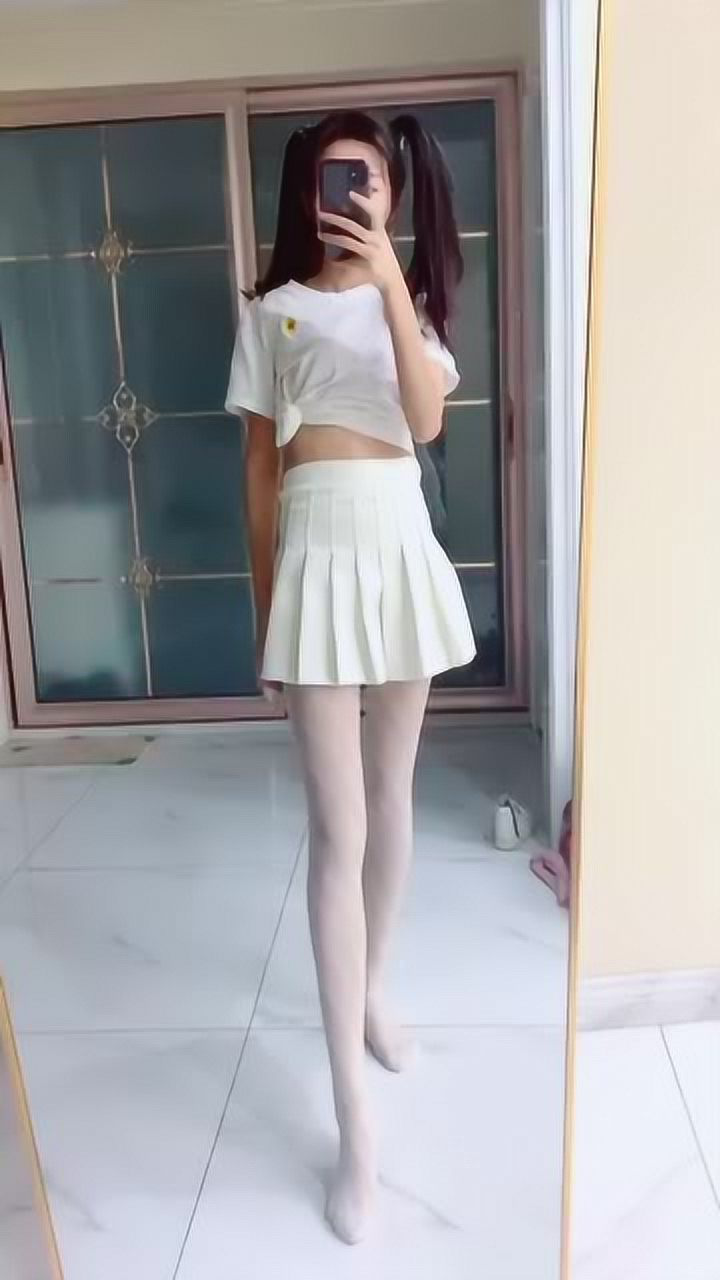 白丝短裙双马尾的小姐姐