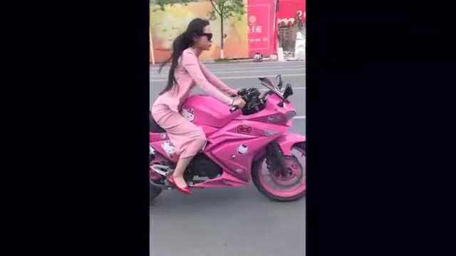 美女骑摩托车超级漂亮值得看两眼