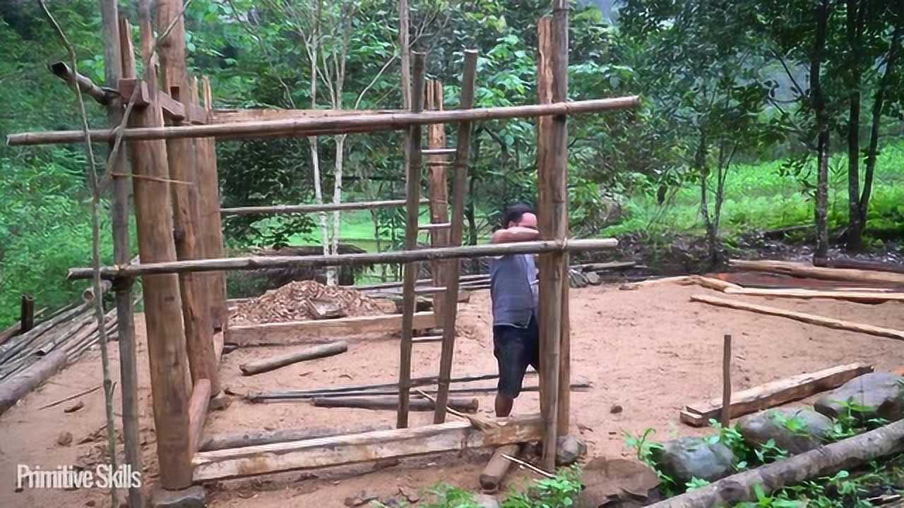 如何用手工工具盖房子建造木棚原始技能