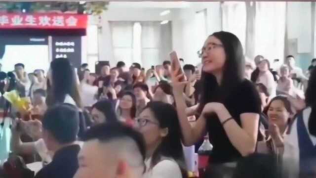 安微财经大学毕业季一首《再见》,一开嗓就震撼人心,岁月匆匆,满满的回忆