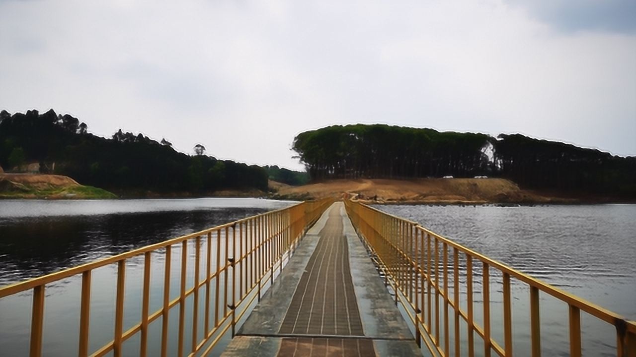 自贡青龙湖的浮桥风光