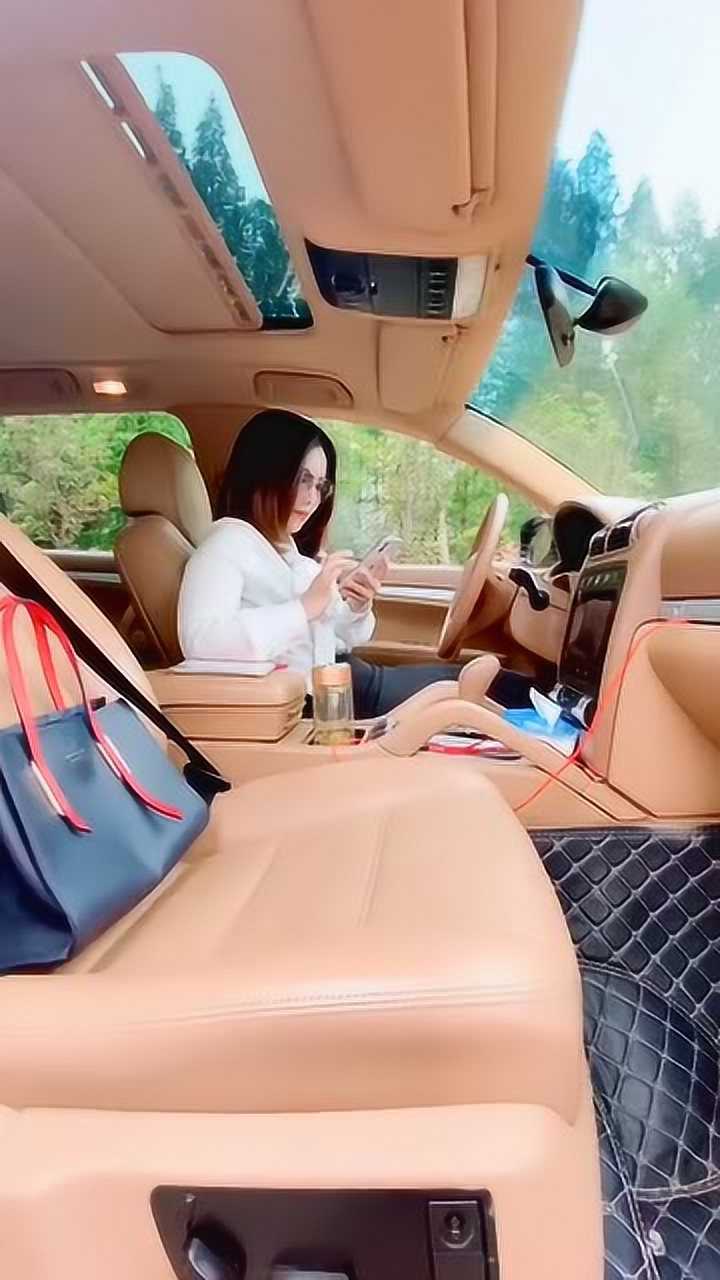 小姐姐坐在高档豪车内车内的豪华让人羡慕