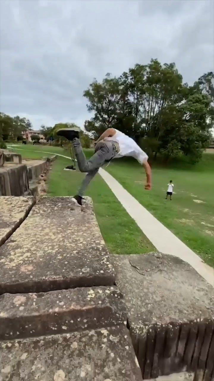 外国小伙胆子真大.挑战高难度侧身翻,路人看的目瞪口呆