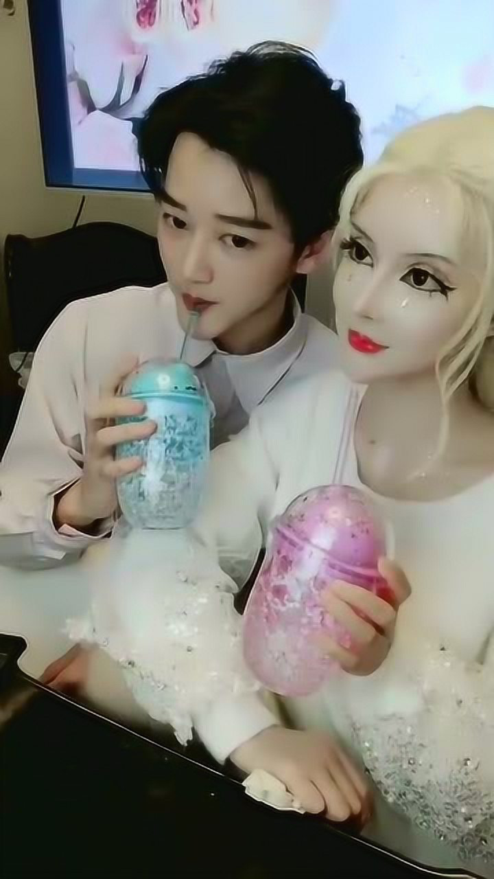 芭比迪丽拉和男友一起撒狗粮芭比的鼻子好尖呀