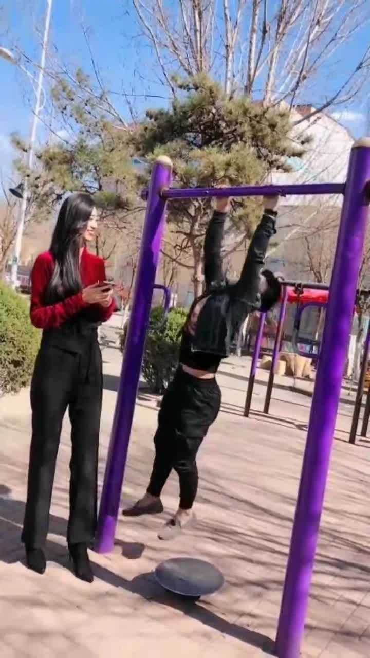 广场惊现女巨人长得这么高根本比不过