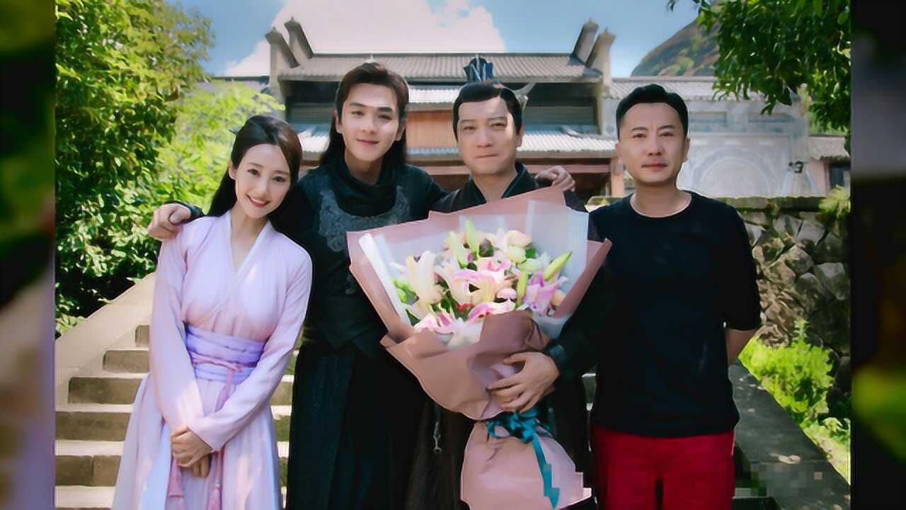 李沁因紧张挽了张若昀以为身边是宋轶平时很避嫌