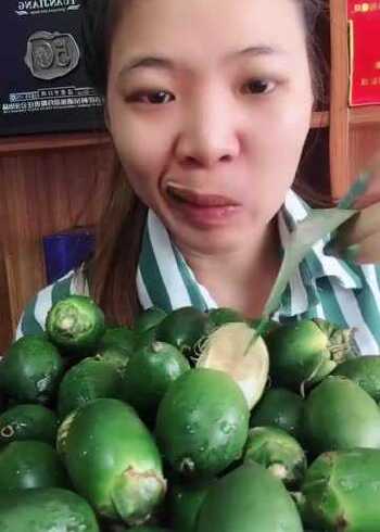 槟榔姐吃牙黑黑的那种槟榔直接拿起来就往嘴里塞网友扎嘴啊