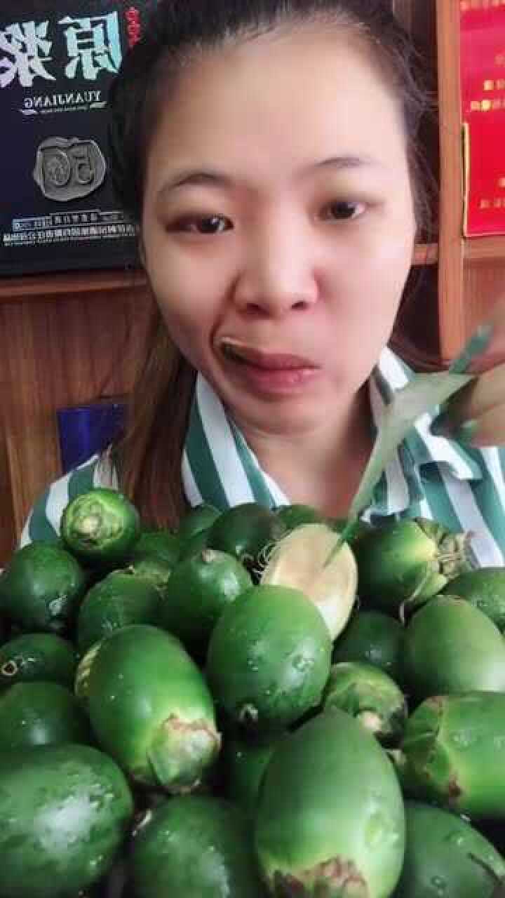 槟榔姐吃牙黑黑的那种槟榔直接拿起来就往嘴里塞网友扎嘴啊