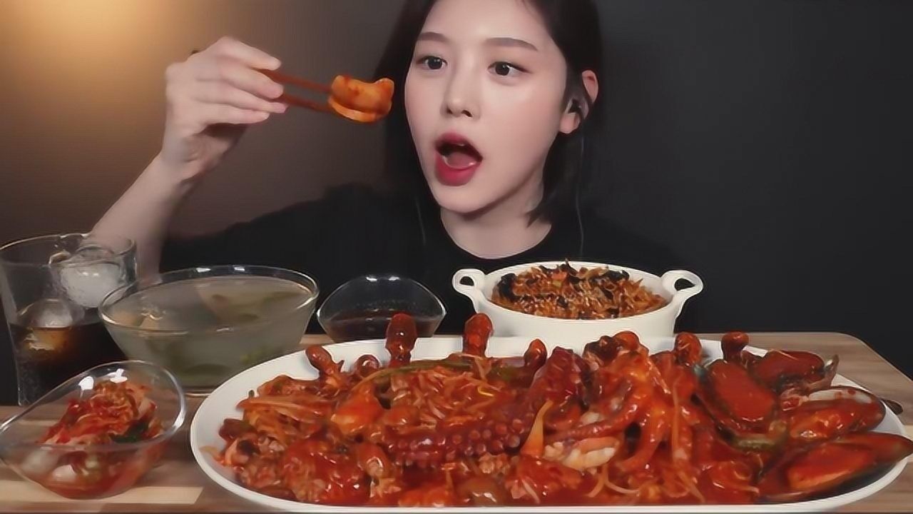 韩国吃播小姐姐吃辣炖海鲜章鱼鲍鱼吃相斯文吃得还干净
