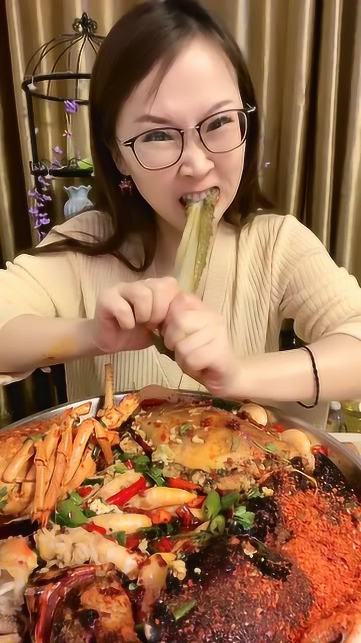 土豪小姐姐吃海鲜这么吃胃能好受
